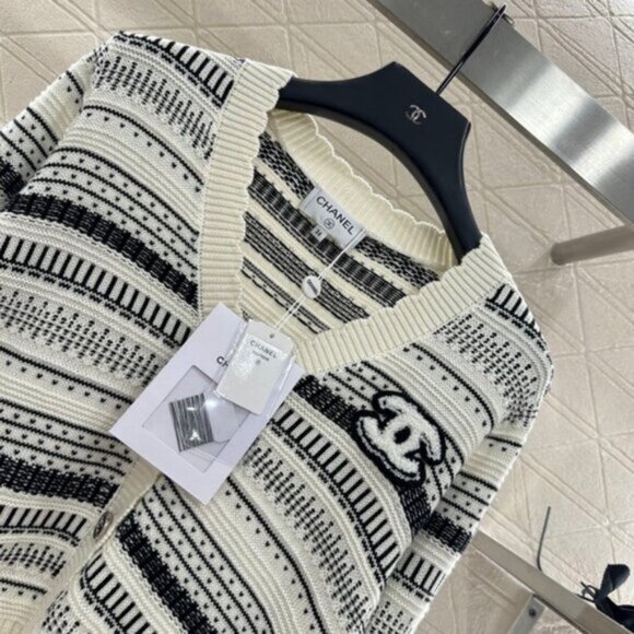 CHANEL Women's Black and Cream Cardigan - Picture 3 of 8